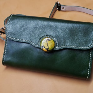 Compact  léger  pratique  exclusif Mini-sac en cuir vert longue courroie  porte-cartes  artisan Québec cousu main Canada