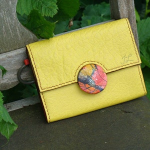 Cartera compacta para ella, cuero amarillo, pintada, artesana de Quebec, compra local, hecha en Canadá, Quebec, cosida a mano, regalo