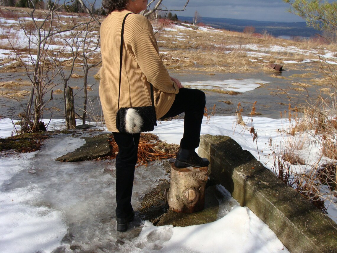 Petit sac ?� main fourrure et su?�de noir recycl?�s fait main | Etsy