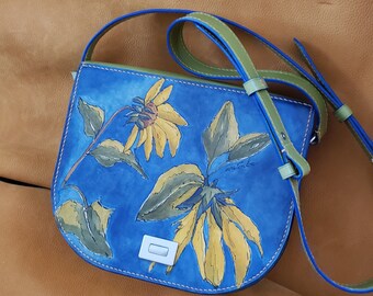 Pour le printemps, Sac en cuir vert, bleu, motif tournesol, format moyen, classique , bandoulière artisan québécois,