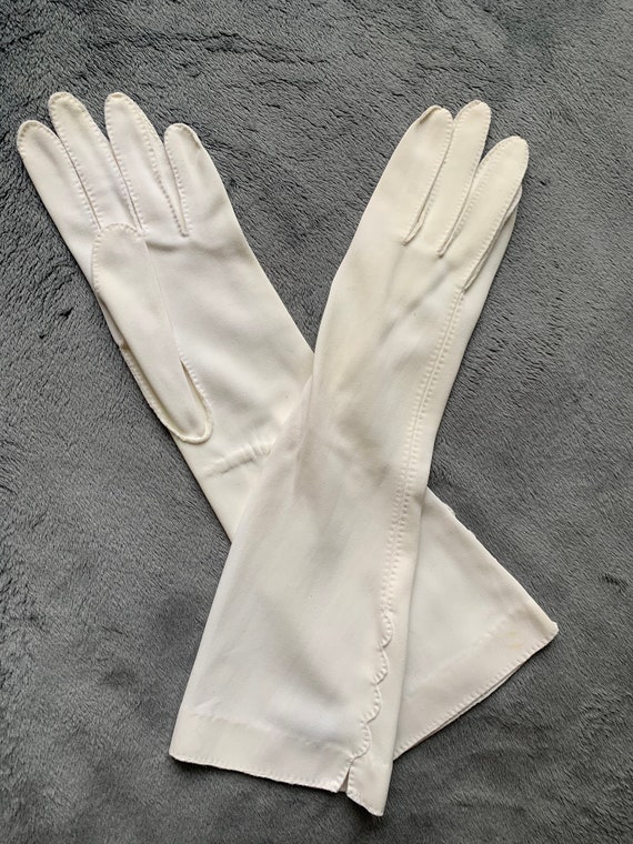 1960s Scalloped Nylon Mid-length Gloves Size 7 Ma… - image 2