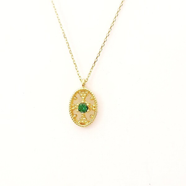 Collier pendentif ovale minuscule en or jaune 14 carats. Pendentif rétro byzantin vintage en zircon cubique vert. Collier à breloques décontractées ovales pour femmes élégantes.