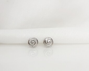 Pendientes con símbolo de espiral griego de plata de ley 925. Antiguo símbolo griego de la vida. Cierres de mariposa de plata.