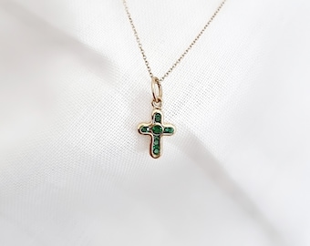 14K kleiner solider Gelbgrün-Goldkreuz-Anhänger Kruzifix. Grüner Cubic Zirkonia. Christlicher Anhänger.