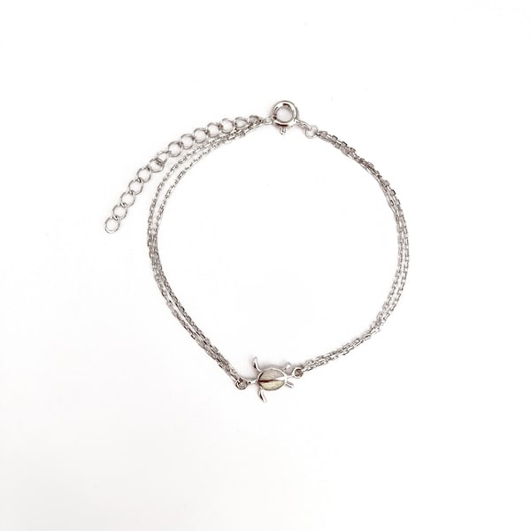 Bracelet double chaîne en opale blanche tortue argentée. Bracelet en opale blanche synthétique en argent sterling 925.