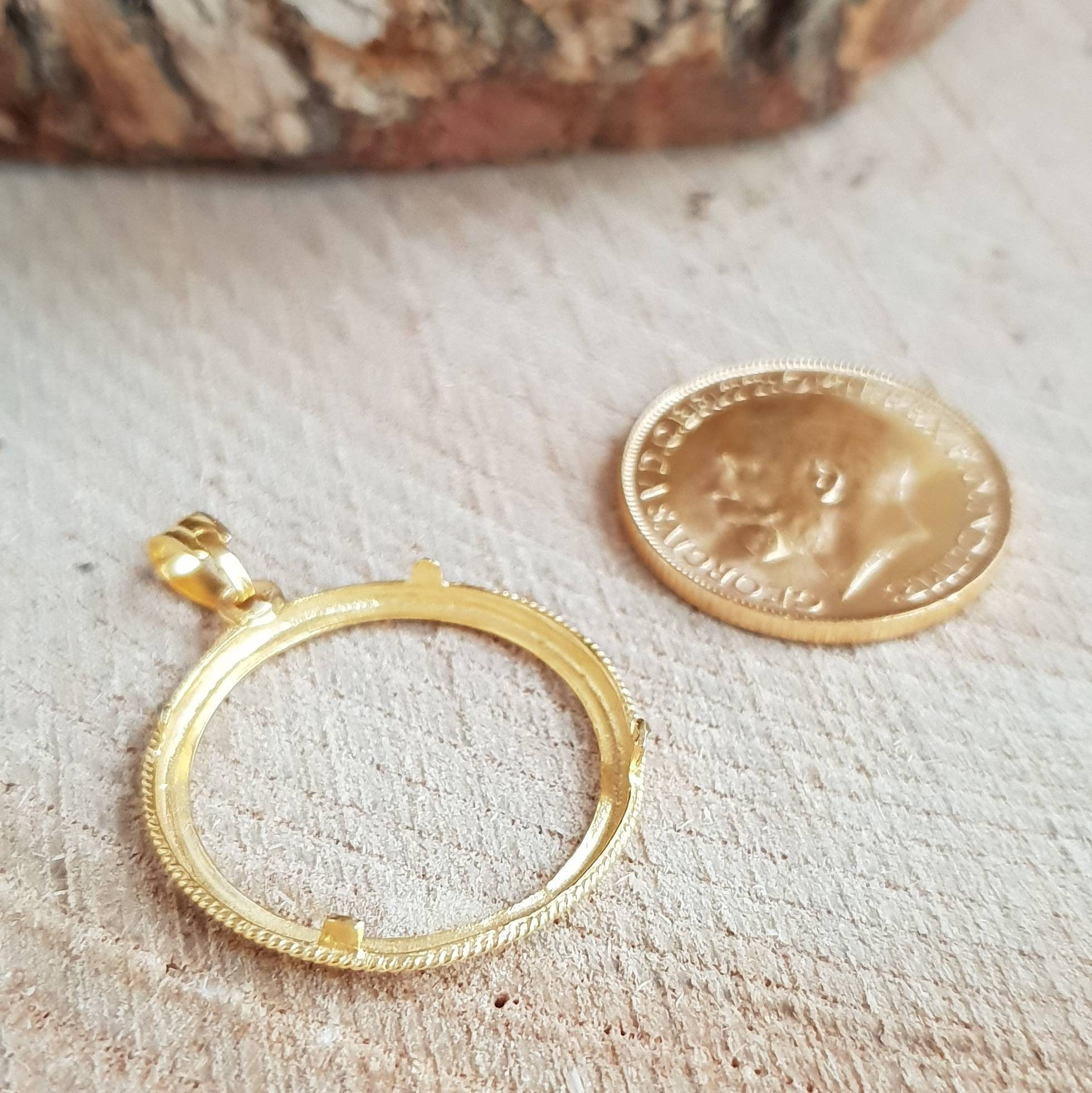 Gold coin cheap pendant holder