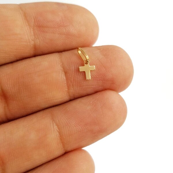 Petit pendentif croix de Jésus en or jaune massif 14 carats, crucifix. Pendentif chrétien