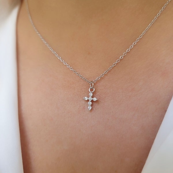 Petit collier croix en argent. Argent sterling 925, zircone cubique blanche.