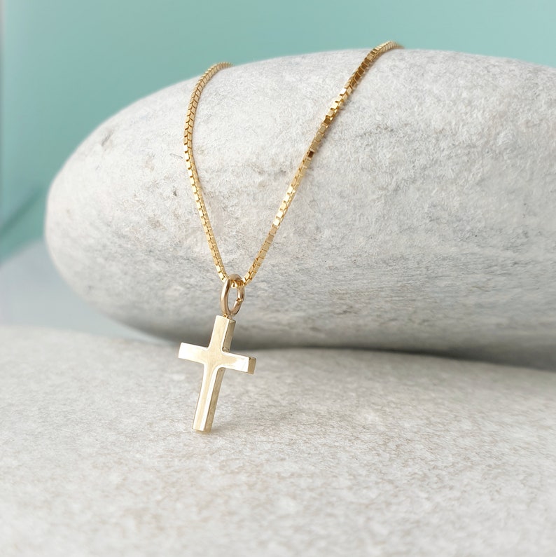 Pendentif croix en or jaune massif 14 carats. Collier chrétien minimaliste. Collier à breloques décontracté croisé unisexe élégant. image 2