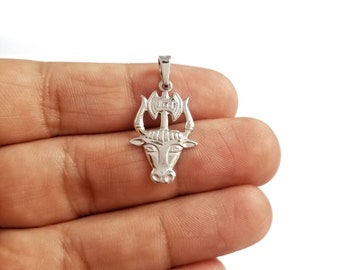 Collier pendentif minotaure et hache en argent sterling 925. Pendentif figure mythique de la mythologie grecque antique.