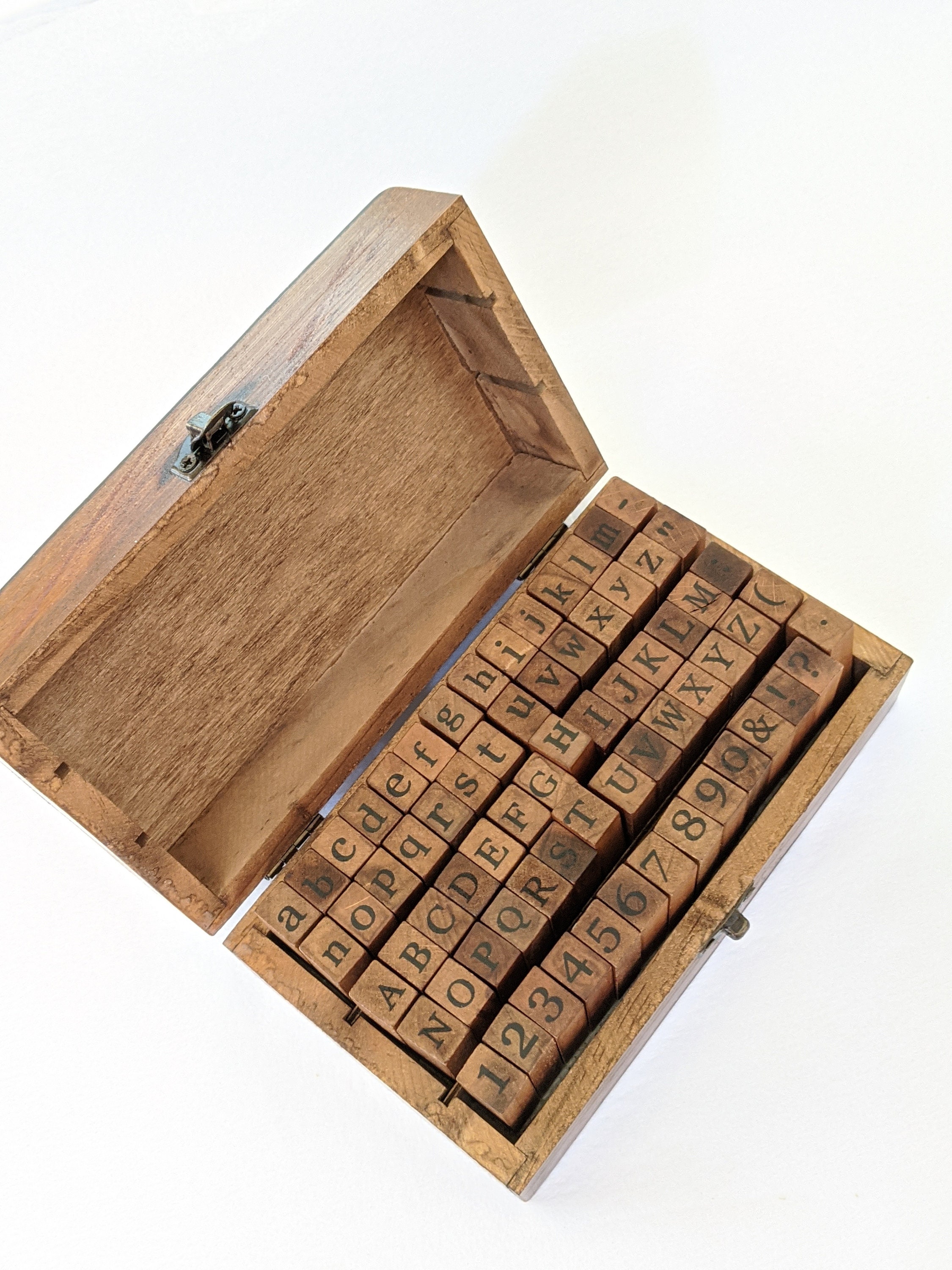 Juego de 70 sellos de goma de madera con letras del alfabeto, multiusos,  con caja de madera vintage para enseñar y jugar : Arte y Manualidades 