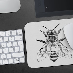 Puede incluir: Una ilustración en blanco y negro de una abeja sobre un fondo blanco. La abeja tiene alas detalladas y un cuerpo texturizado.
