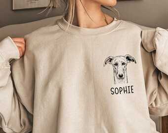 Peut inclure: Un sweat-shirt beige avec une illustration noir et blanc d'un chien et le nom "Sophie" imprimé sur le devant.