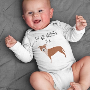 Mon grand frère / soeur est un Pit Bull Long Manche Body bébé, vêtements Pitbull pour petit garçon bébé fille, chien un morceau barboteuse Baby Shower Gift