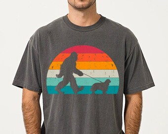 Camiseta divertida de Bigfoot Cavalier King Charles Spaniel, regalo para papás de perros, camiseta retro Comfort Colors para perros, camiseta de Bigfoot paseando a un perro, camiseta de Sasquatch