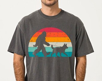 Camiseta divertida de Bigfoot con perro pastor australiano, regalo para papá de Blue Heeler, camiseta retro de colores cómodos para perros, camiseta de Bigfoot paseando a un perro, camiseta de Sasquatch