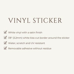 Op de afbeelding: Witte vinyl sticker met een satijnen afwerking. Voorzien van een 3,2 mm witte kiss-cut rand. Water-, kras- en UV-bestendig, met verwijderbare lijm.