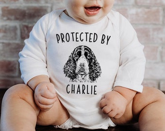 Protegido por Dog Baby Bodysuit, Protegido por una ropa de bebé Springer Spaniel inglesa, Regalo de Baby Shower para perros, Anuncio de bebé, Camiseta para niños pequeños