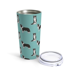 Puede incluir: Una taza de viaje de acero inoxidable con un fondo azul verdoso y un patrón repetido de perros border collie negros y blancos. La taza tiene una tapa transparente.