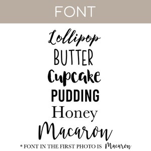 Pu&ograve; includere: Un elenco di sei diversi font in testo nero su sfondo bianco. I font sono: Lollipop, BUTTER, Cupcake, PUDDING, Honey e Macaron. Il testo "* FONT IN THE FIRST PHOTO IS Macaron" &egrave; nella parte inferiore dell'immagine.