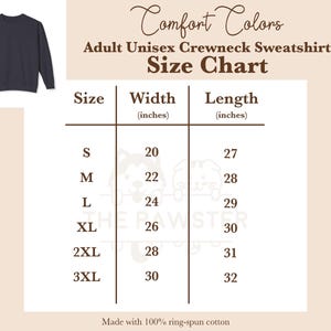 Puede incluir: Una sudadera unisex para adultos de color azul marino con cuello redondo. La imagen incluye una tabla de tallas con medidas en pulgadas para las tallas S a 3XL. La tabla detalla las medidas de ancho y largo para cada talla. Fabricada con algod&oacute;n 100% hilado en anillo.