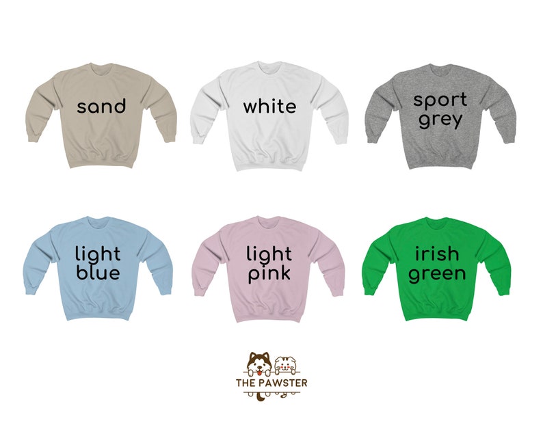 Puede incluir: Seis sudaderas con cuello redondo de diferentes colores con varias opciones de color: arena, blanco, gris deportivo, azul claro, rosa claro y verde irland&eacute;s. Cada sudadera tiene un dise&ntilde;o de texto simple en la parte delantera.
