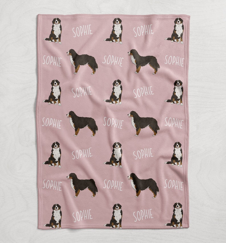 Puede incluir: Manta de franela rosa con un patr&oacute;n repetido de perros de monta&ntilde;a de Berna y el nombre "Sophie" impreso en ella.