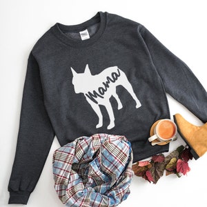 Peut inclure: Un sweat-shirt gris fonc&eacute; avec une silhouette blanche d'un bouledogue fran&ccedil;ais et le mot "Mama" &eacute;crit &agrave; l'int&eacute;rieur de la silhouette.