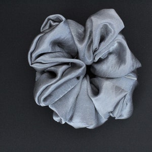XL Satin Scrunchie in Silber/Grau