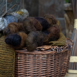 Puede incluir: Juego de tres tazas de cerámica con acabado mate moteado. Las tazas son de color crema, gris claro y gris oscuro. Cada taza tiene un diseño simple y minimalista.