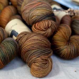 Hand dyed merino yarn LEPA,brown colorway,fingering weight, sock yarn,wool, superwash , for knitting , crocheting, Garn handgefärbt, laine