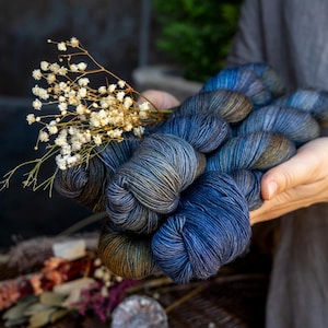 Handgefärbtes Merino-Singles-Garn LAGUNA, Merino, Fingering, zum Stricken, Häkeln, Garn handgefärbt, Superwash, versandfertig, Laine Merinos, Trikot