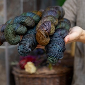 Handgefärbtes Merino-Seidengarn BOIRA, Merino-Seide, Fingering-Gewicht, zum Stricken, Häkeln, Maulbeerseide, Sockenwolle, Handgefärbtes Garn, Fils