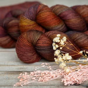 Hand dyed merino singles yarn AISVA,fingering,superwash,366m/100g,tricot,garn handgefärbt,laine teinte à la main,for knitting,fils,filati