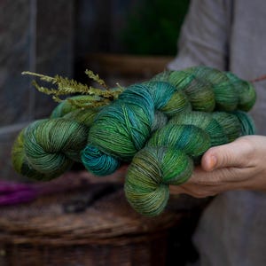 Handgefärbtes Merino-Leinen-Einzelgarn ZOLYNAS, Merino-Leinengarn, Fingering, zum Stricken, laine dyed à la main, Garn handgefärbt, variegiert