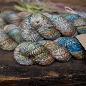 Hand dyed merino linen singles yarn PADANGE,linen yarn,fingering weight, for knitting,merino wool, summer sales, Garn handgefärbt,366m,fils