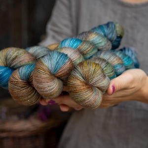 Handgefärbtes Merino-Gold-Glitzergarn CANTABRIA,Merino-Sockengarn,zum Stricken,Häkeln,Fingern,Laine,400m,Strikke,handgefärbtes Garn,Fils