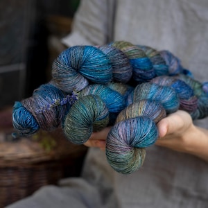 Handgefärbtes Merino-Leinen-Einzelgarn ARONIA, Merino-Leinengarn, Fingersatz, Laine, zum Stricken, Häkeln, Garn handgefärbt, Laines Merinos, Trikot