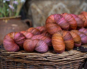 Hand dyed merino singles yarn FANTASY,laine, fingering,superwash,crocheting,single ply, for knitting,Garn handgefärbt,366m/100g,tricot,fils