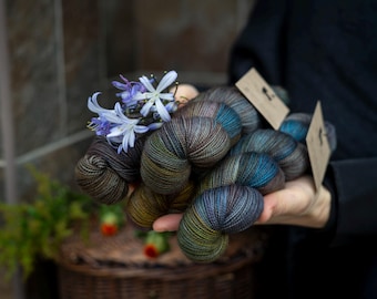 Hand dyed merino yarn ARONIA,natural merino yarn,high- twist,Garn handgefärbt,fingering, for knitting and crocheting,365m/100gr,laine,fils