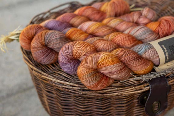Hand dyed merino singles yarn MANGO,laine,fingering,superwash,crocheting,single ply, for knitting,Garn handgefärbt,366m/100g,tricot,fils