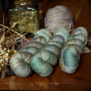 Hand dyed sock yarn PRESENTE,fingering,4 ply,Garn handgefärbt,75merino/25 nylon,for knitting,crocheting, socken,laine,tricot,superwash,fils