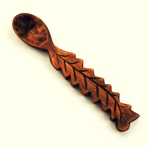Handgeschnitzter Löffel aus Holz mit Eichenblattmotiv