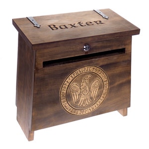 Grande cassetta postale vichinga personalizzata, corvo, montaggio a parete in legno, scatola di cartone con chiave, cassetta postale appesa con uno slot, regalo di inaugurazione della casa, regalo di nozze