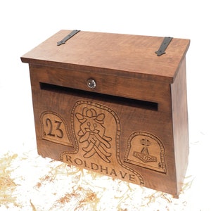 Grande cassetta postale vichinga personalizzata, supporto a parete in legno, scatola da carte con chiave, cassetta postale sospesa con una fessura, regalo per la casa, regalo di nozze