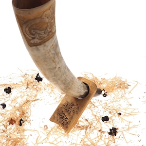 Wood Drinking Horn Holder con Urnes Deer, Norvegia, Intagliato a mano, Tavolo superiore porta corno vichingo, Travel bere portacrracchi,
