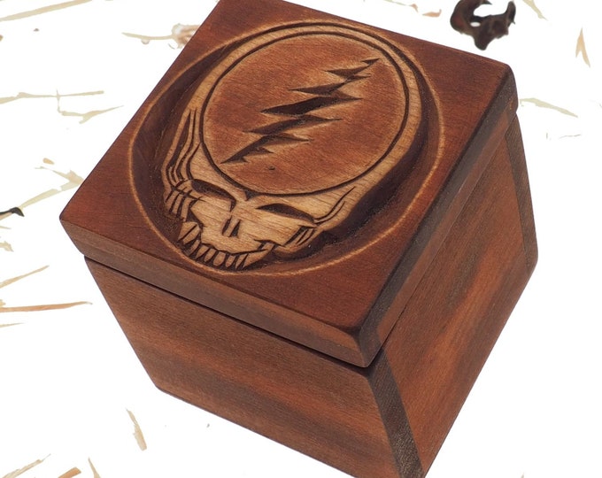 Hand carved personalized wood box, 4 inch whith any pattern you want