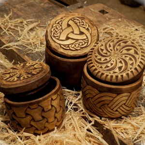 Scatola vichinga rotonda in legno intagliata a mano in stile celtico