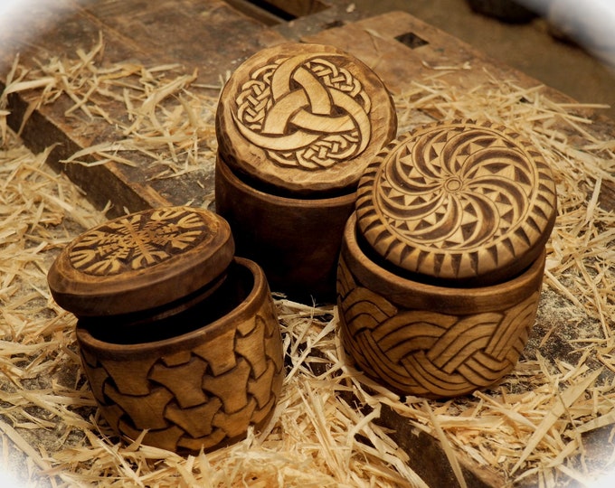 Ręcznie rzeźbiona okrągła drewniana skrzynka wikingów i styl celtycki