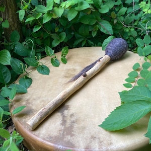 Batidor de acacia - baqueta rústica - herramienta chamánica - mazo de tambor - baqueta medicinal - baqueta chamánica